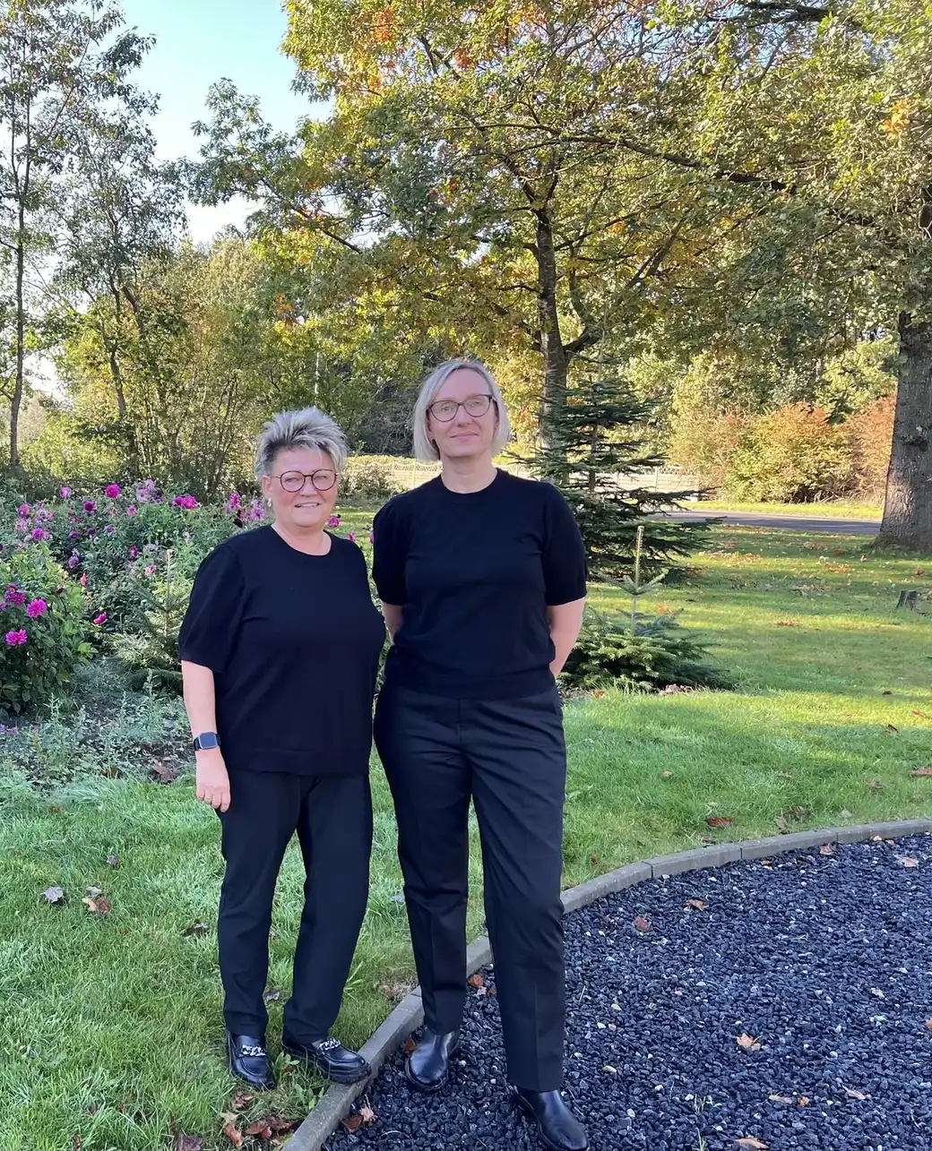 Anne-Mette Hald Jensen og Ditte Immersen Dalgaard i haven ved forretningen