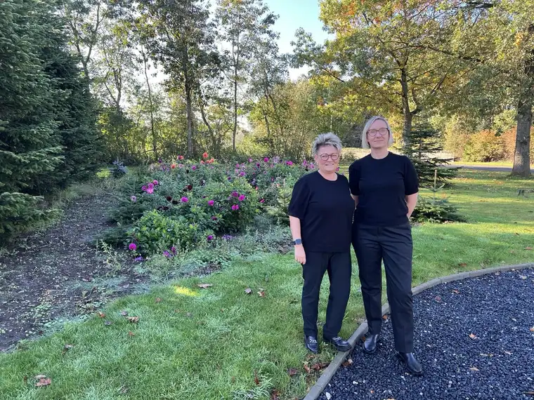 Anne-Mette Hald Jensen og Ditte Immersen Dalgaard i haven ved forretningen
