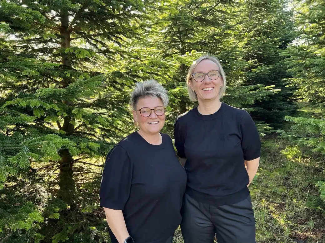 Anne-Mette Hald Jensen og Ditte Immersen Dalgaard fra Farsø Begravelsesforretning