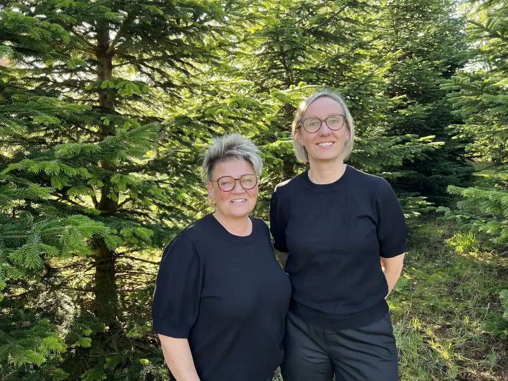 Anne-Mette Hald Jensen og Ditte Immersen Dalgaard fra Farsø Begravelsesforretning