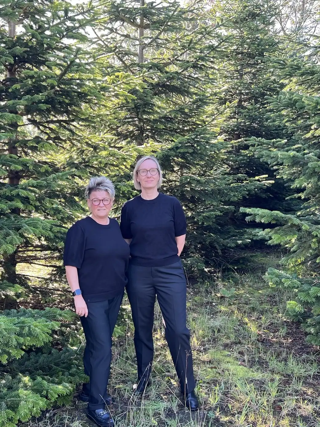 Anne-Mette Hald Jensen og Ditte Immersen Dalgaard mellem granerne