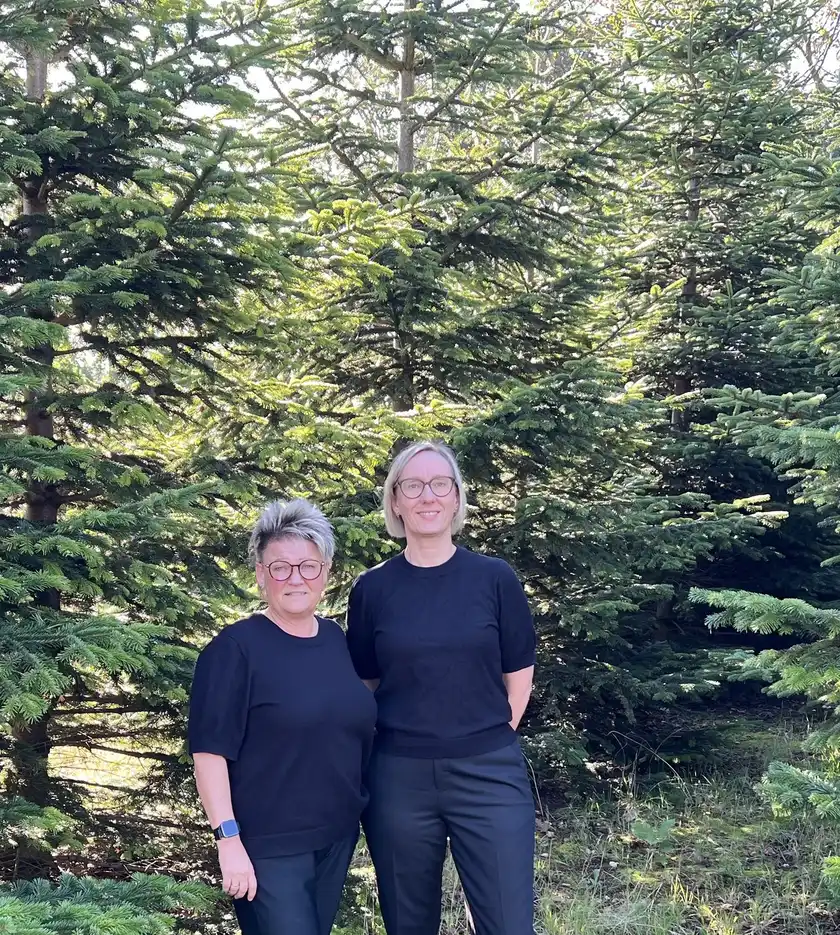 Anne-Mette Hald Jensen og Ditte Immersen Dalgaard mellem granerne