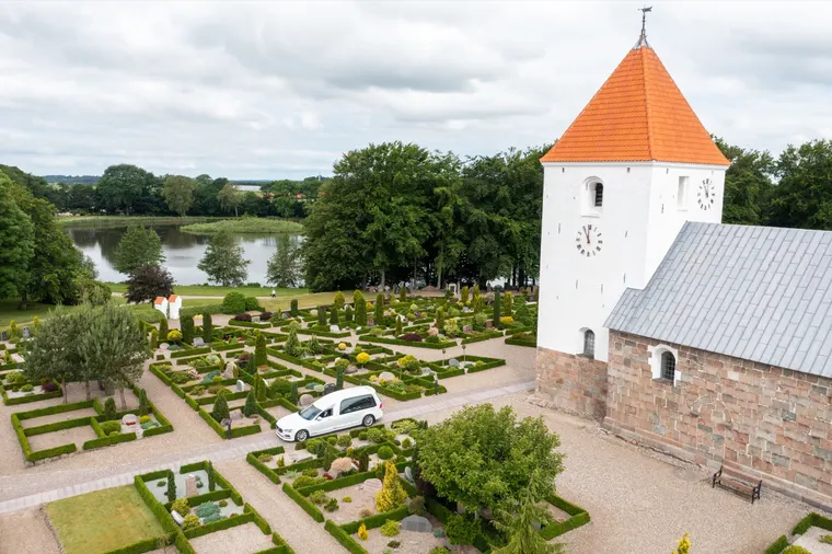 Farsø Kirke og kirkegården set fra luften med Limfjorden i baggrunden