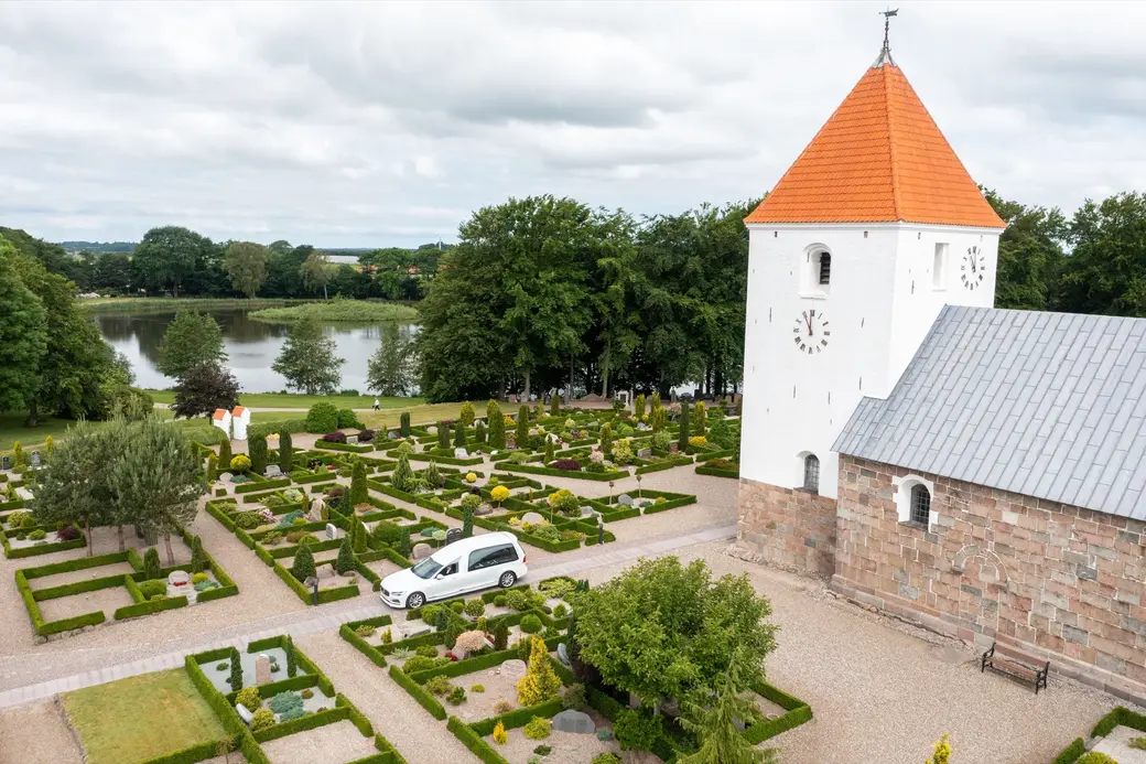 Farsø Kirke og kirkegården set fra luften med Limfjorden i baggrunden
