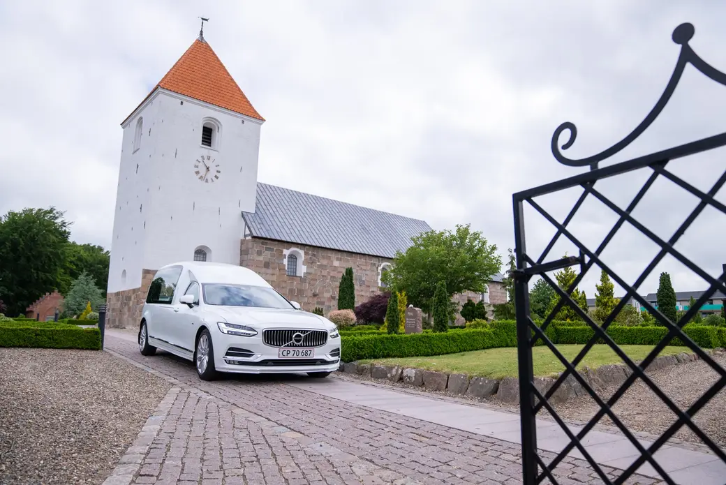 Rustvognen ved indgangen til kirken