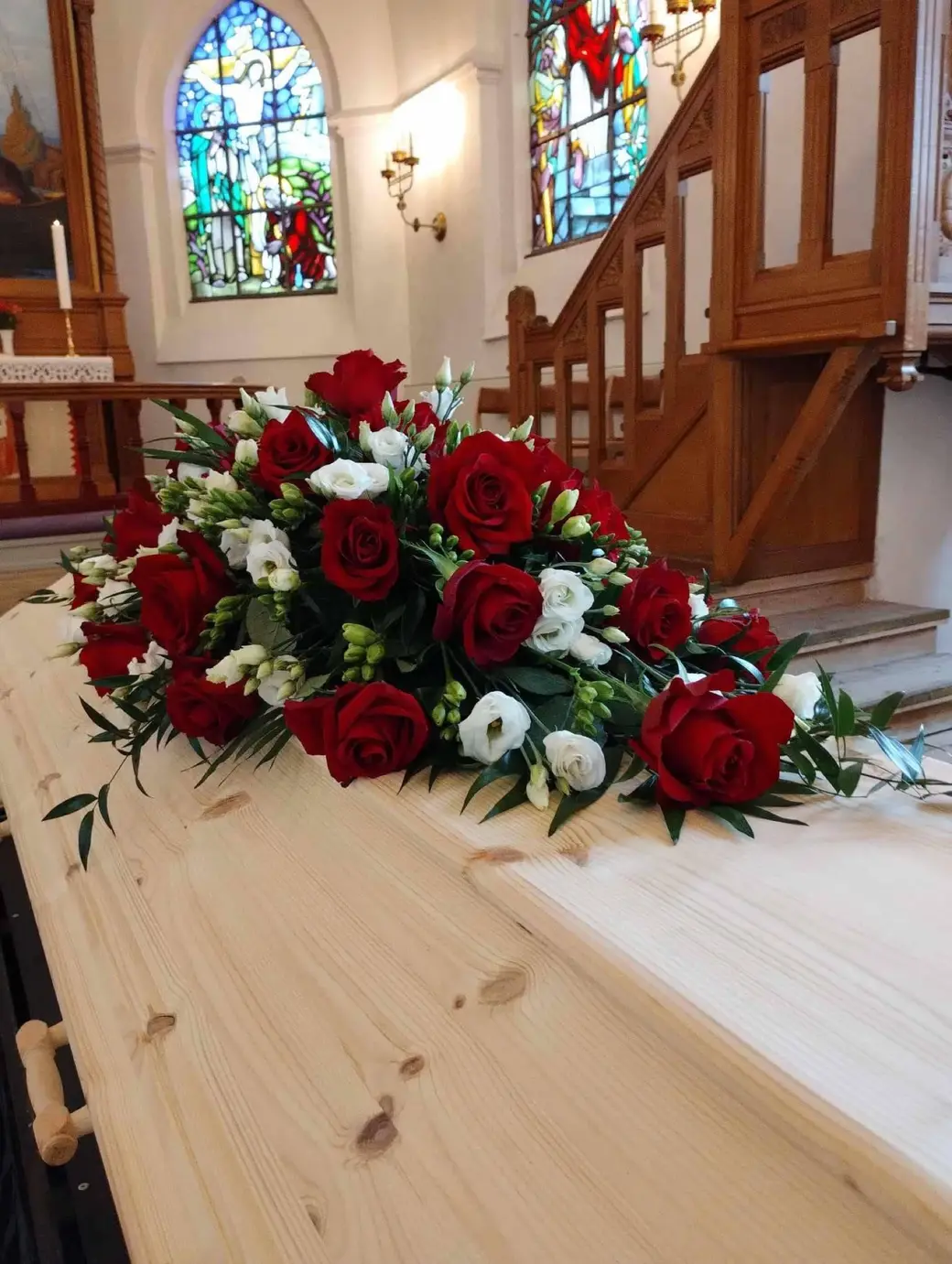 Kiste med blomsterdekoration i kirken før højtideligheden